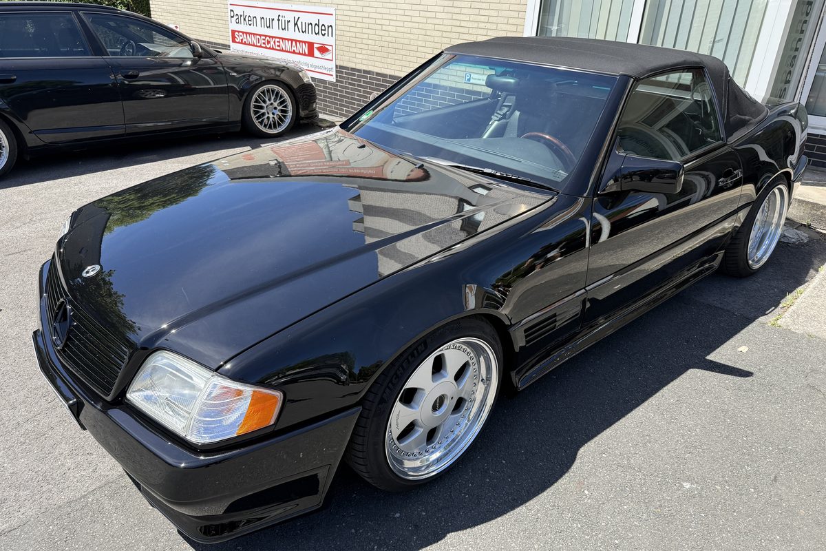 Schwarzer Mercedes-Benz SL Roadster – begutachtet vom Kfz-Sachverst&auml;ndigen